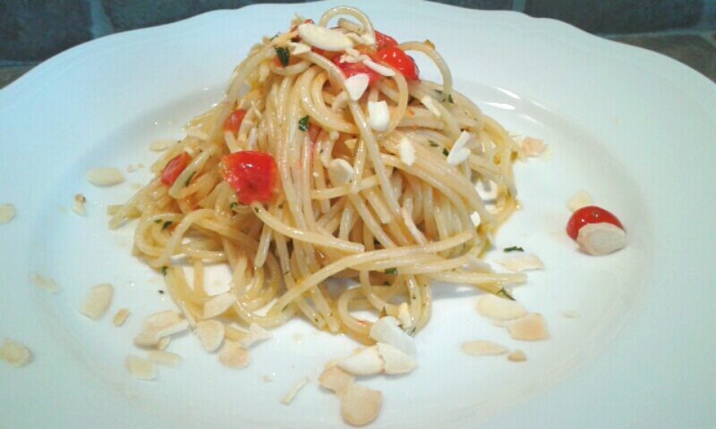 Spaghetti con ‘pesto’, datterini e mandorle tostate