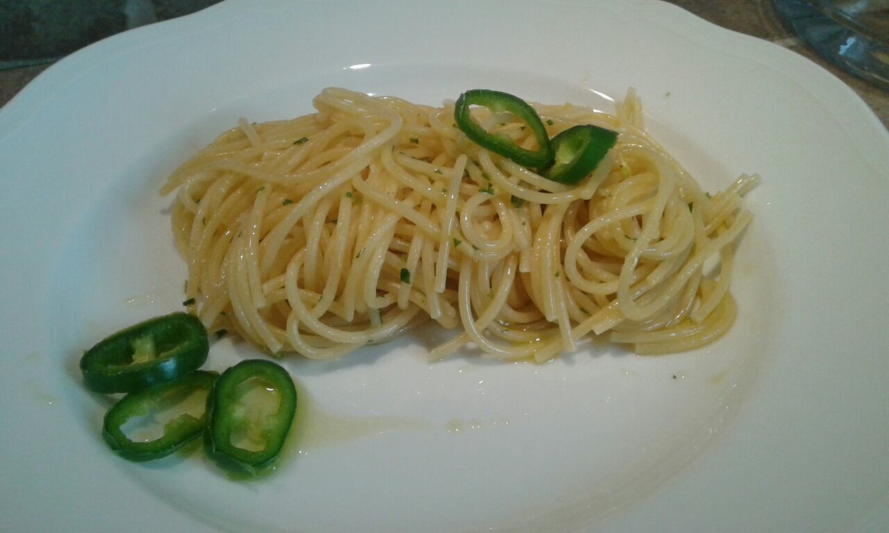Spaghetti con pesto di aglio leggero e peperoncino verde