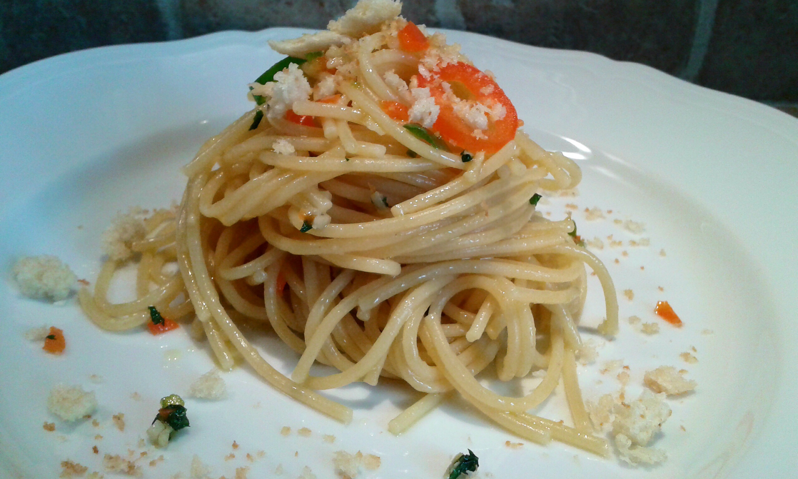 Spaghetti con pesto di aglio, peperoncino fresco, olio e briciole abbrustolite