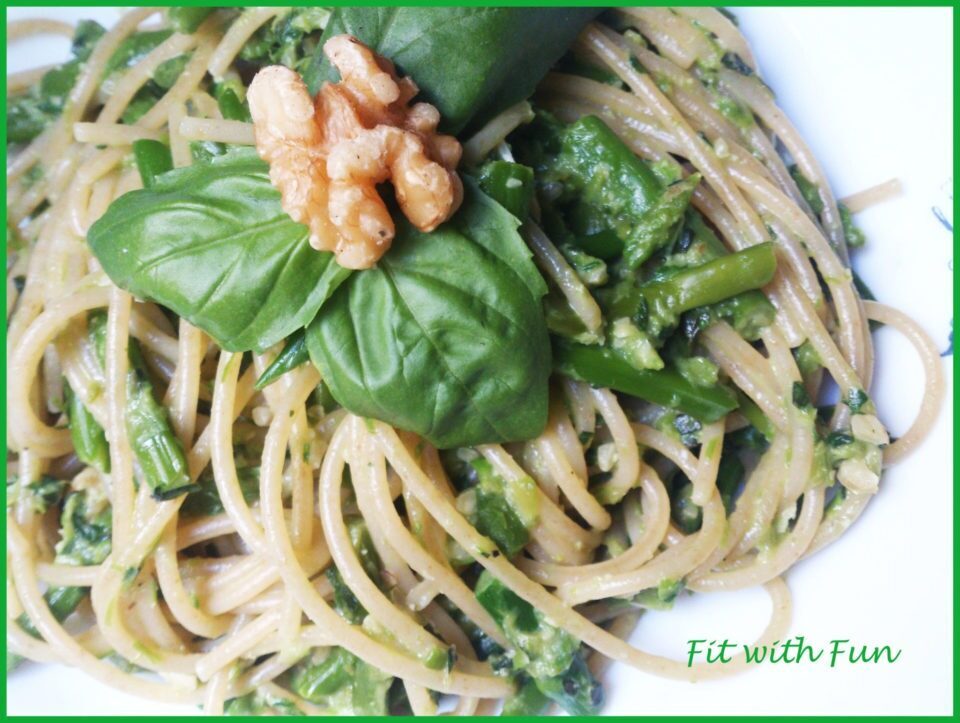 Spaghetti con pesto di basilico e asparagi