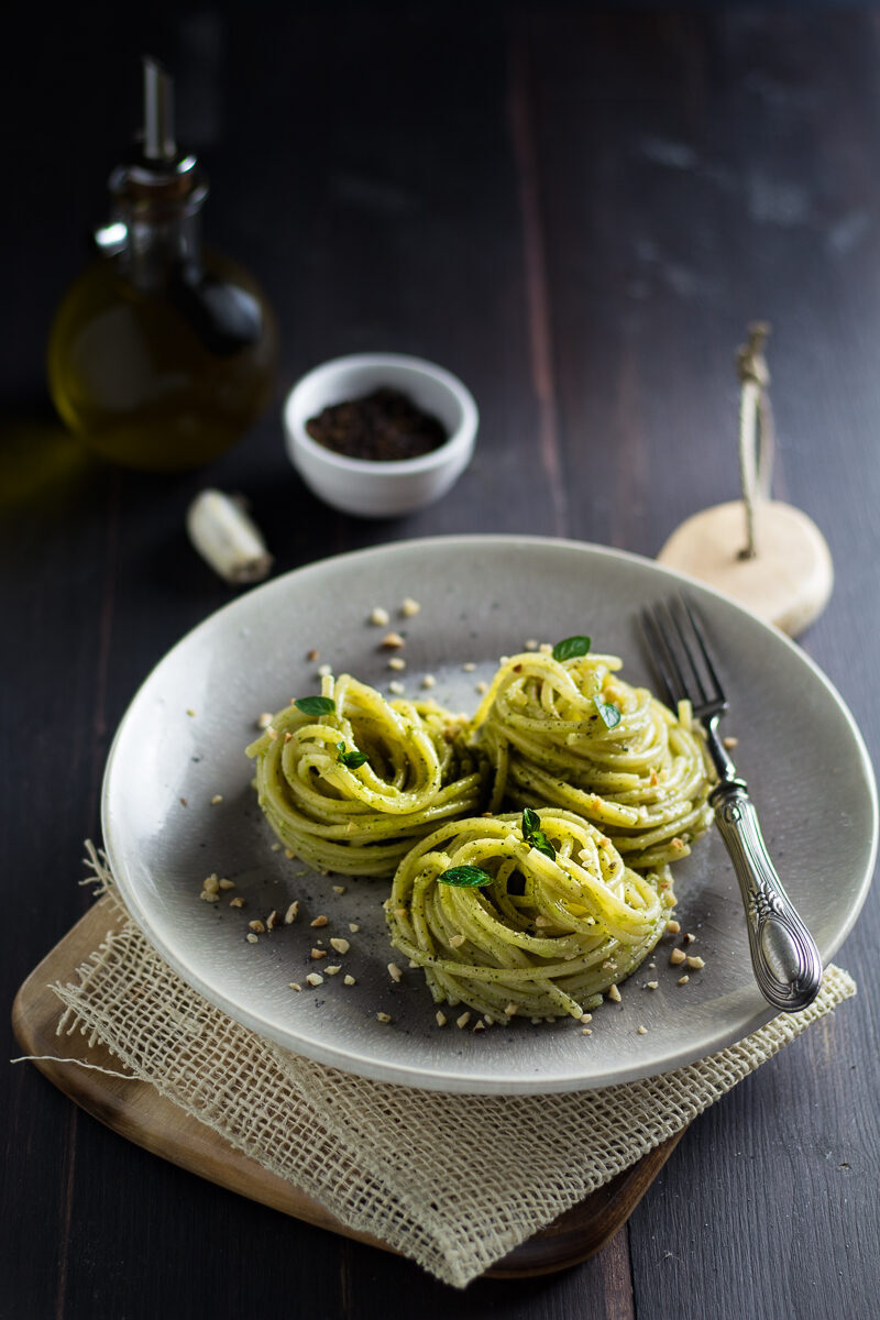 Spaghetti con pesto di broccoli e nocciole