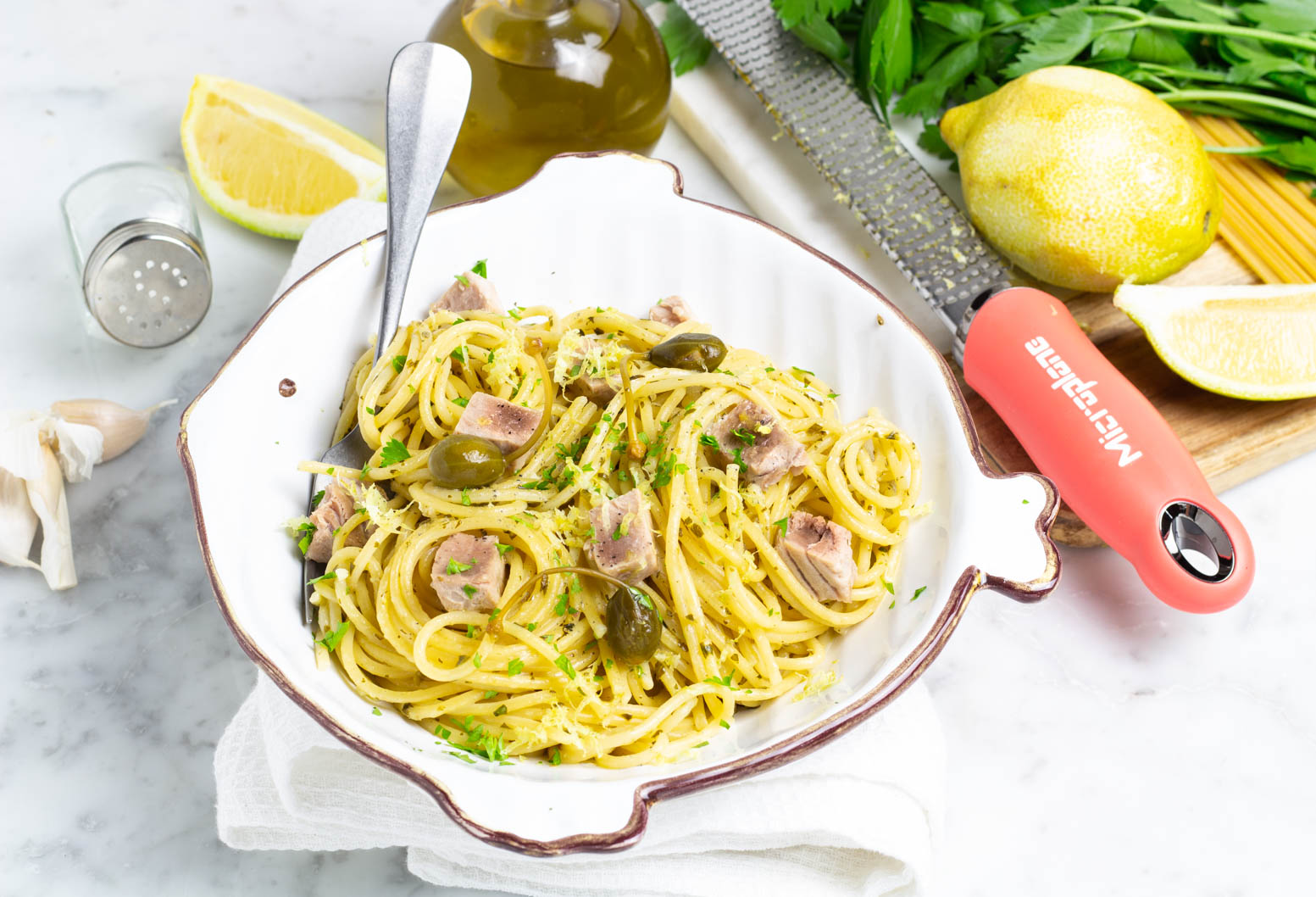 Spaghetti con pesto di capperi, tonno fresco e limone