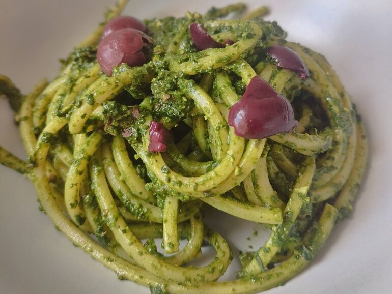 Spaghetti con pesto di cavolo nero, noci e olive nere