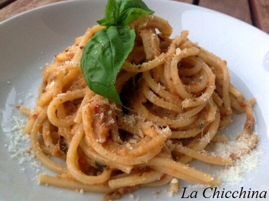 Spaghetti con “pesto” di melanzane e pomodori secchi