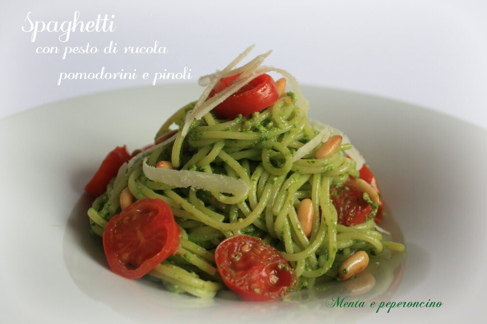 Spaghetti con pesto di rucola pomodorini e pinoli