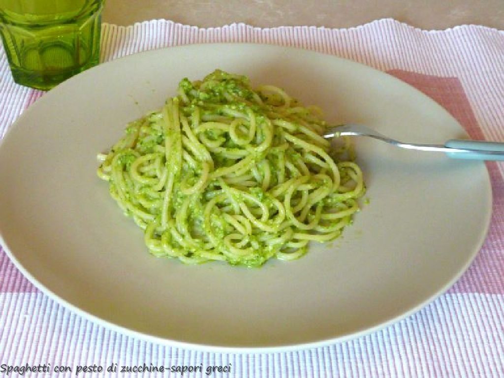 Spaghetti con pesto di zucchine