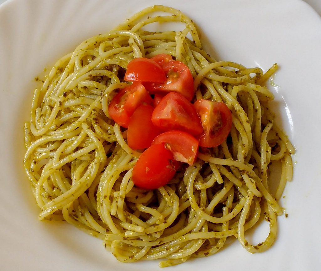 Spaghetti con pesto e pomodorini