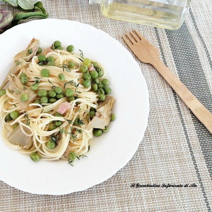 Spaghetti con piselli carciofi e cotto