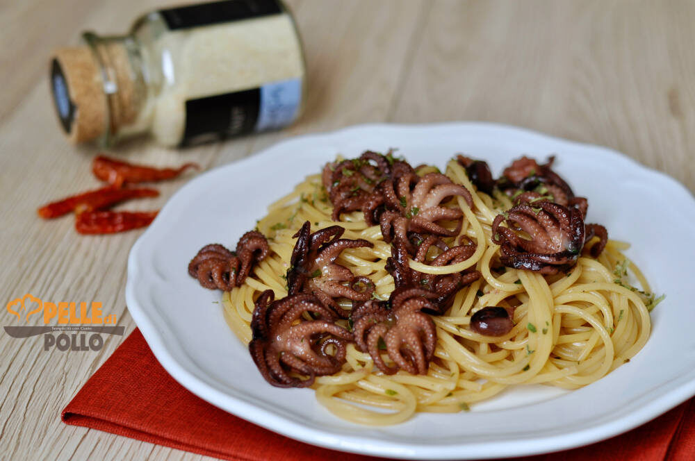 Spaghetti con polipetti in bianco