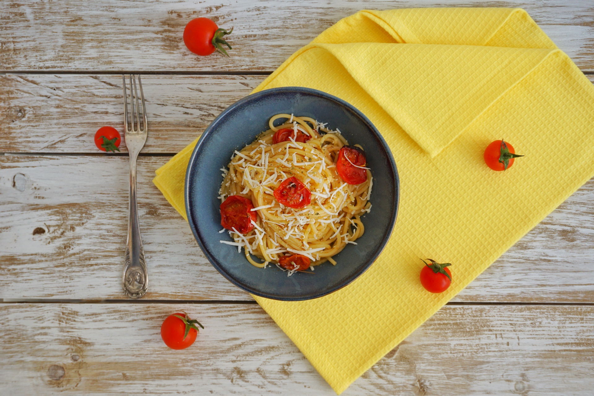 Spaghetti con pomodori al forno e cacioricotta