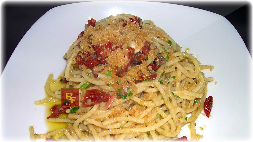 Spaghetti con pomodori secchi alici e pangrattato