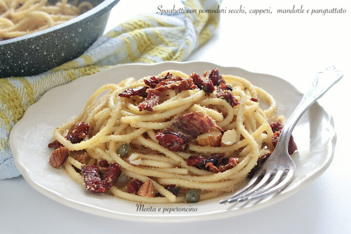Spaghetti con pomodori secchi, capperi,  mandorle e pangrattato