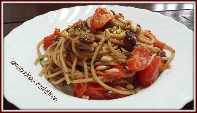 Spaghetti con pomodori, uvetta e pinoli