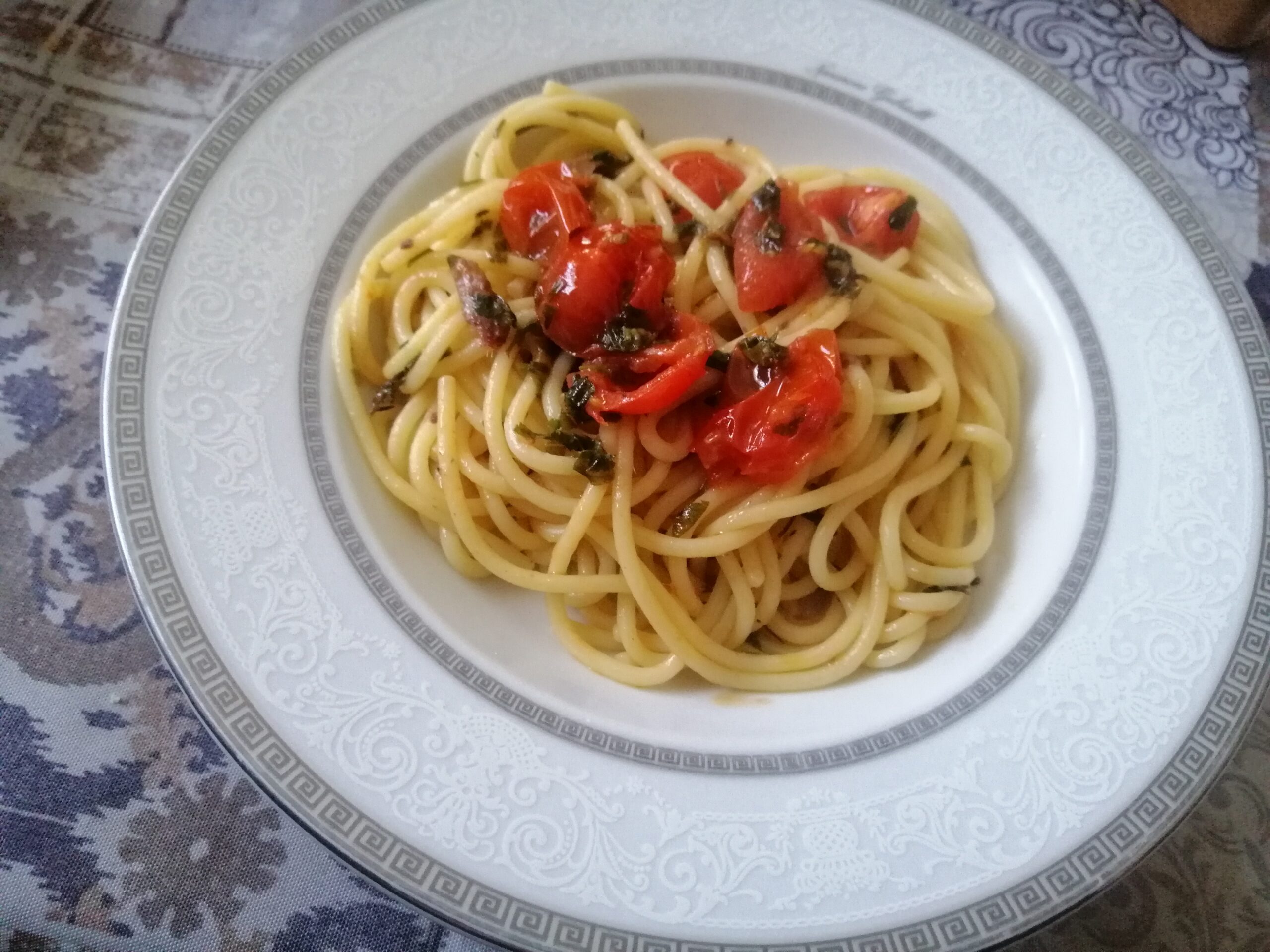 Spaghetti con pomodorini ed erbe aromatiche