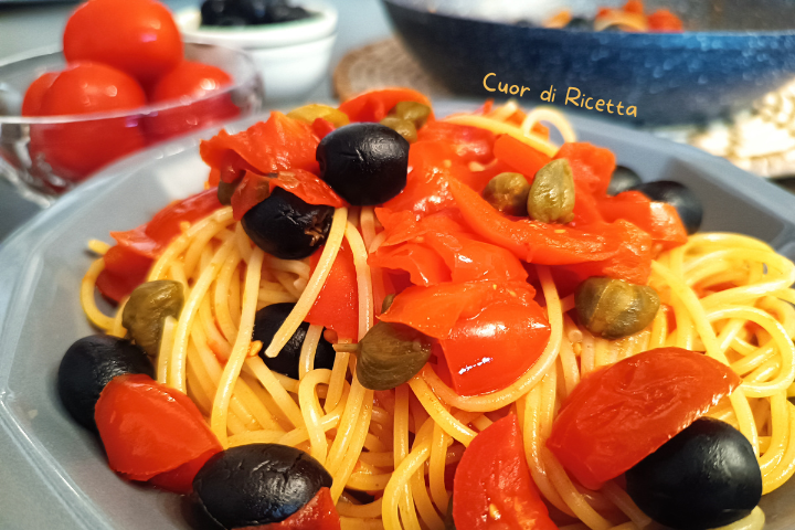 Spaghetti con pomodorini, olive e capperi
