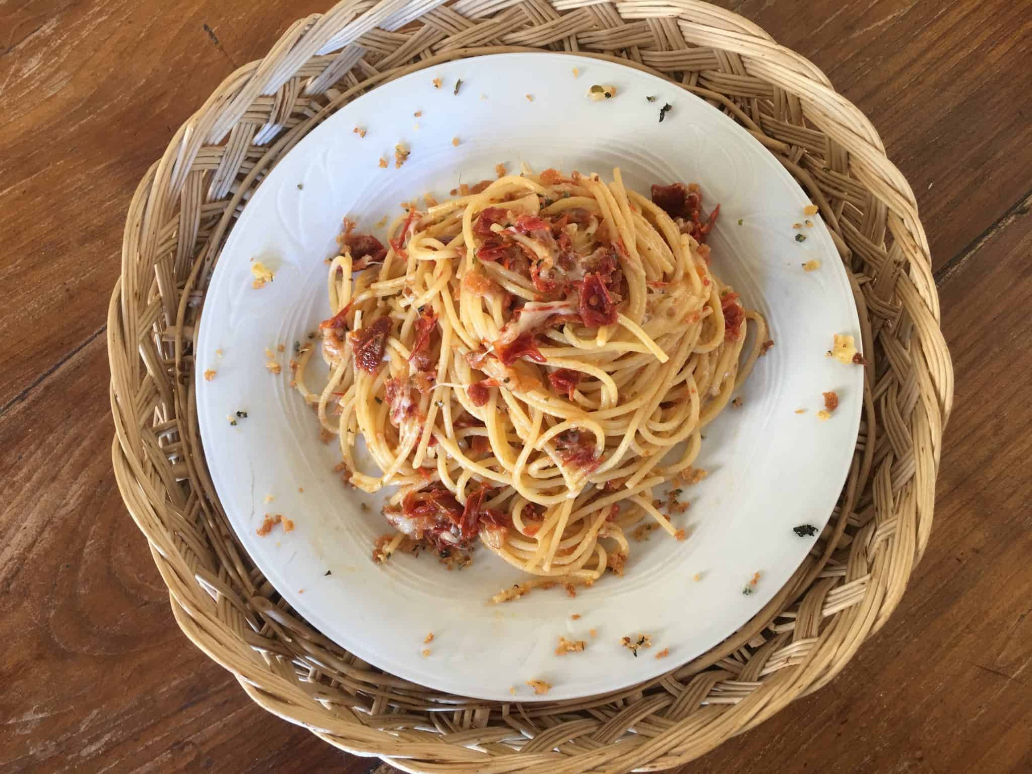 Spaghetti con pomodorini secchi e mollica