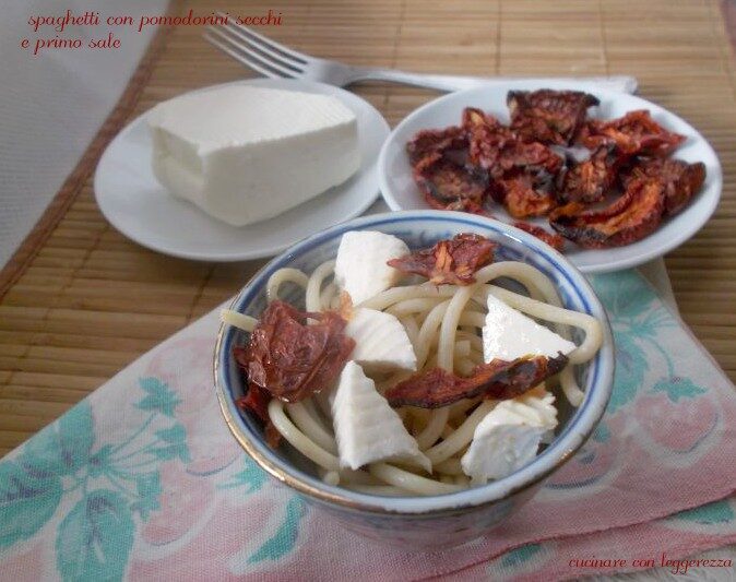 Spaghetti con pomodorini secchi e primo sale