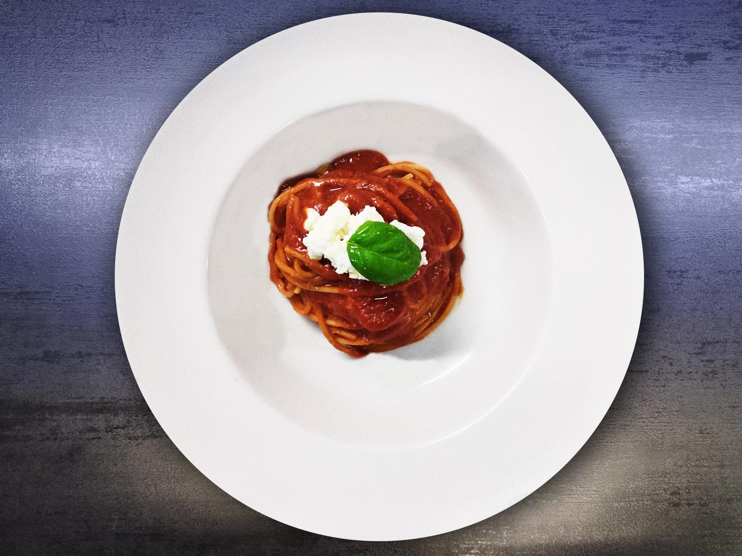 Spaghetti con pomodoro e burrata