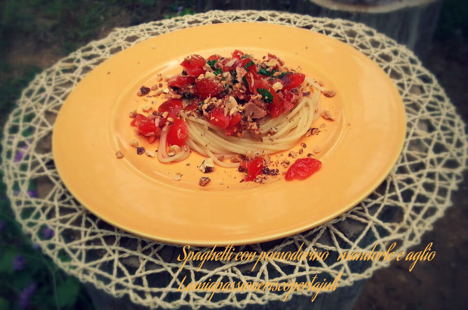 Spaghetti con pomodoro mandorle e aglio prezzemolo