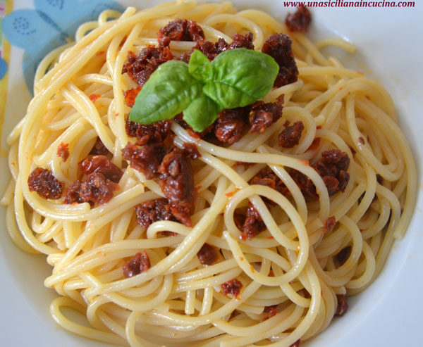 Spaghetti con pomodoro secco capuliato