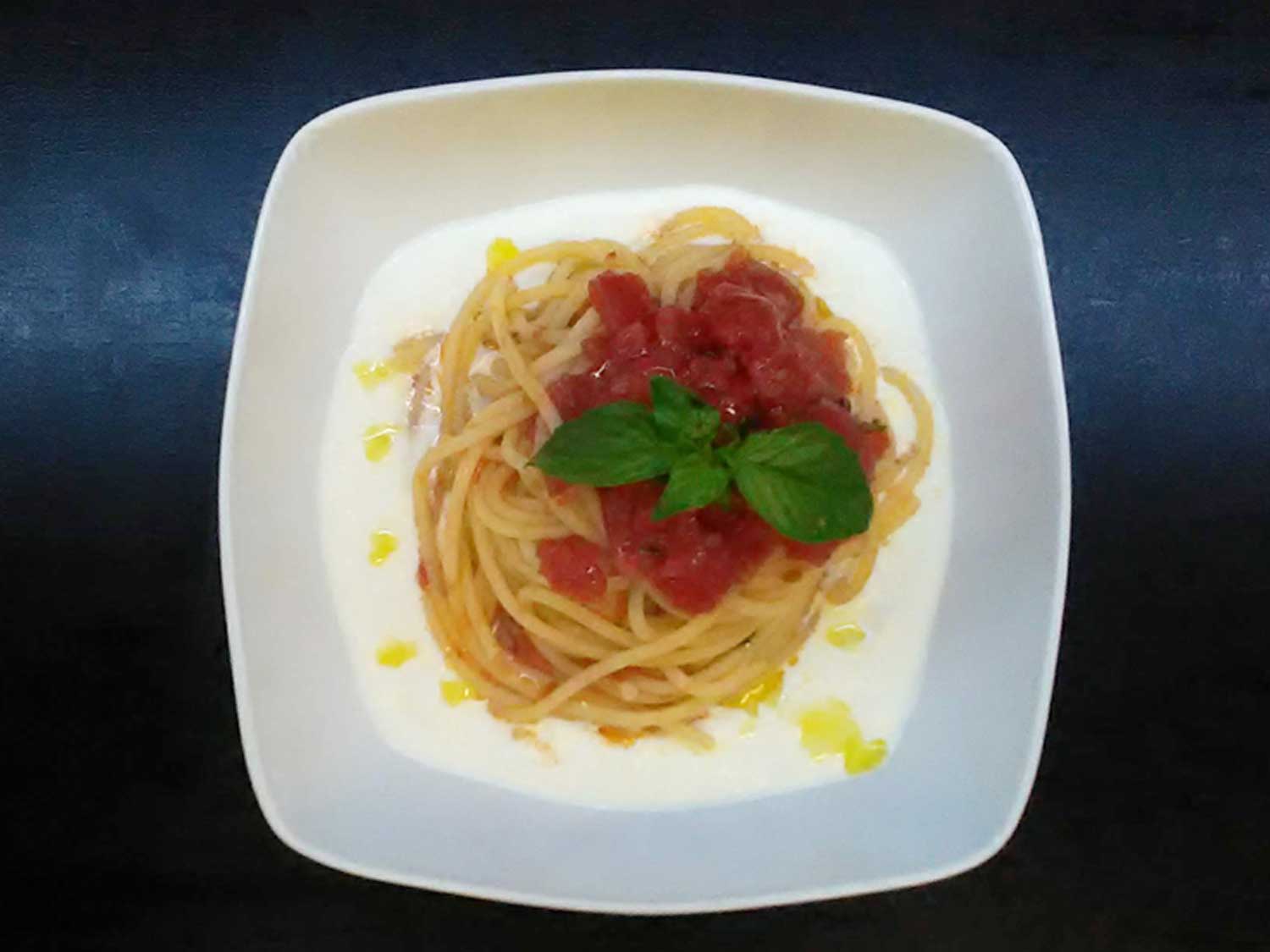 Spaghetti con pomodoro su crema di burrata