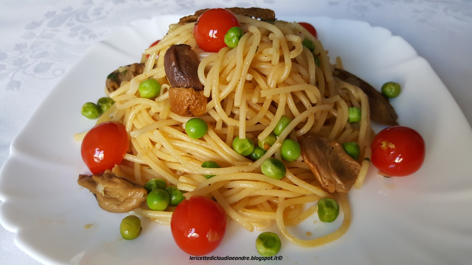Spaghetti con porcini secchi, pomodorini e piselli