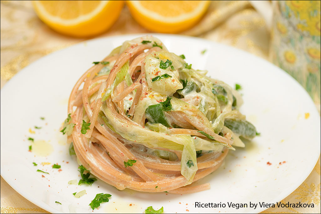 Spaghetti con porri al limone e pepe rosa