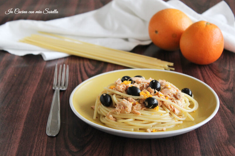 Spaghetti con salmone e olive alla arancia
