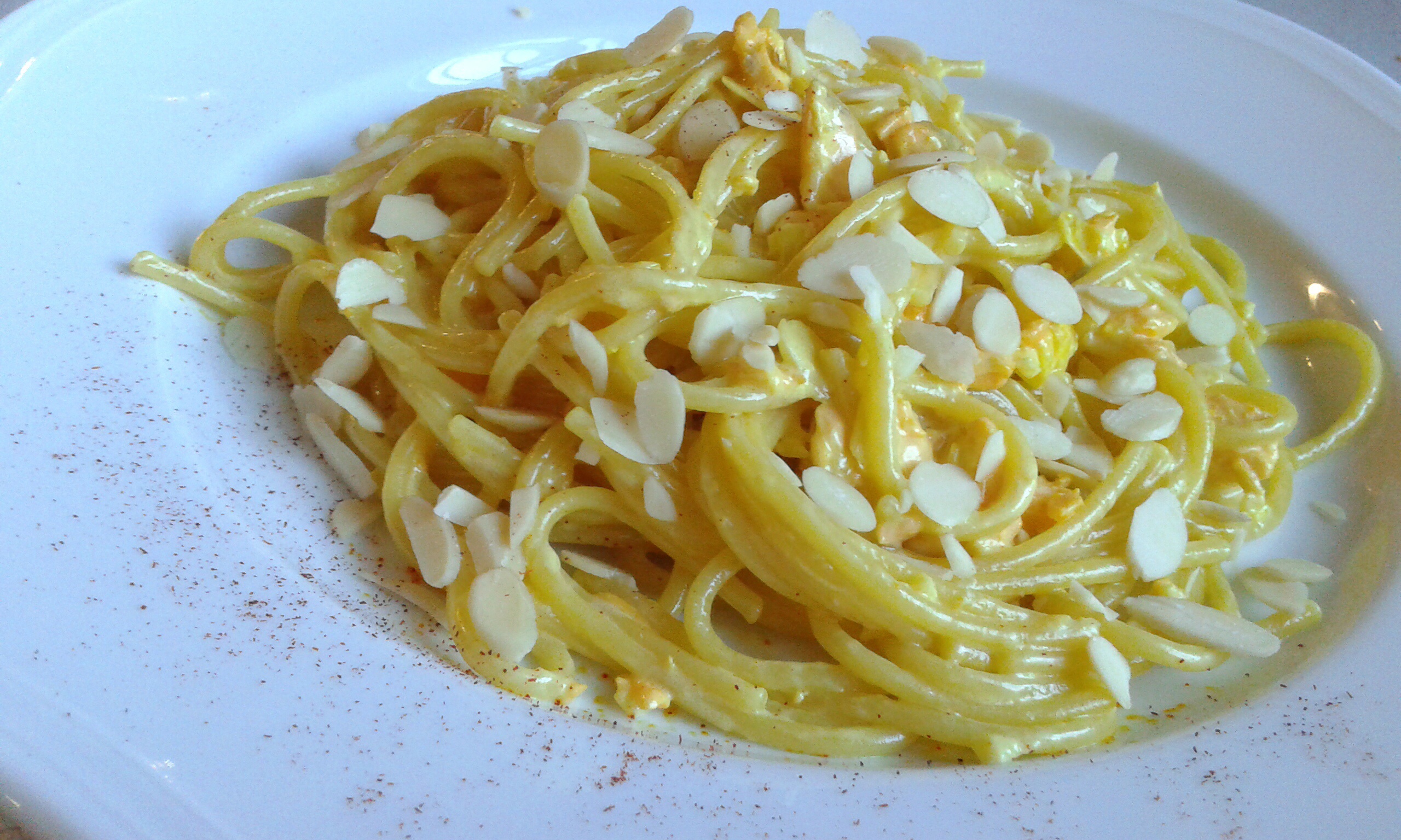 Spaghetti con salmone fresco, zafferano e mandorle