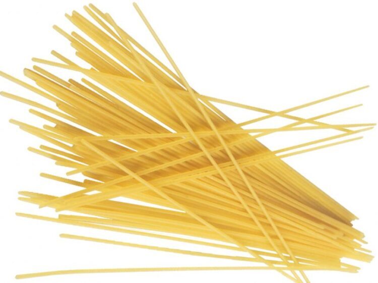 Spaghetti con salsa a crudo gustosa