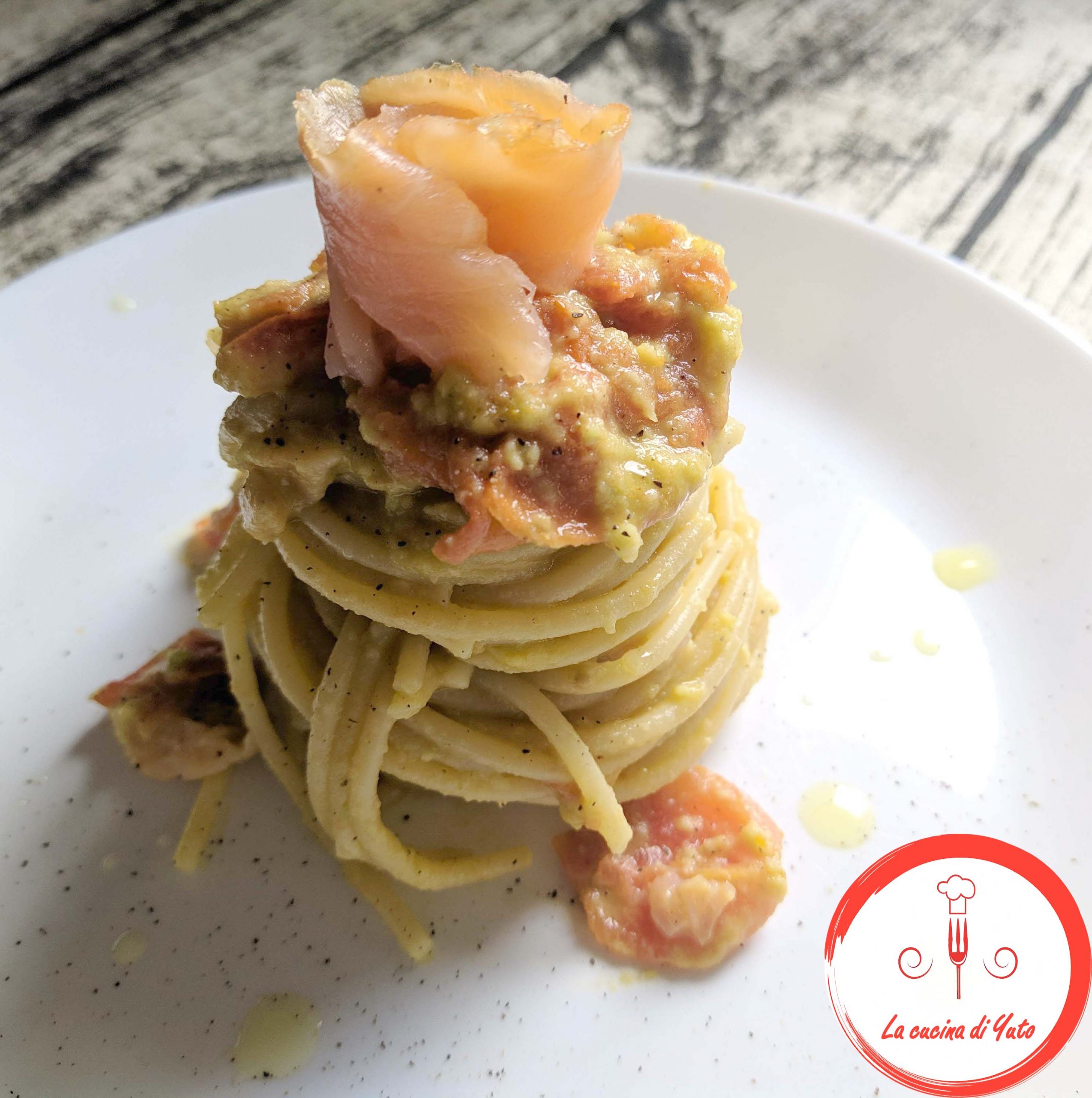 Spaghetti con salsa all’avocado e salmone