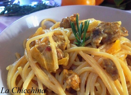 Spaghetti con salsiccia, cipolla e zafferano