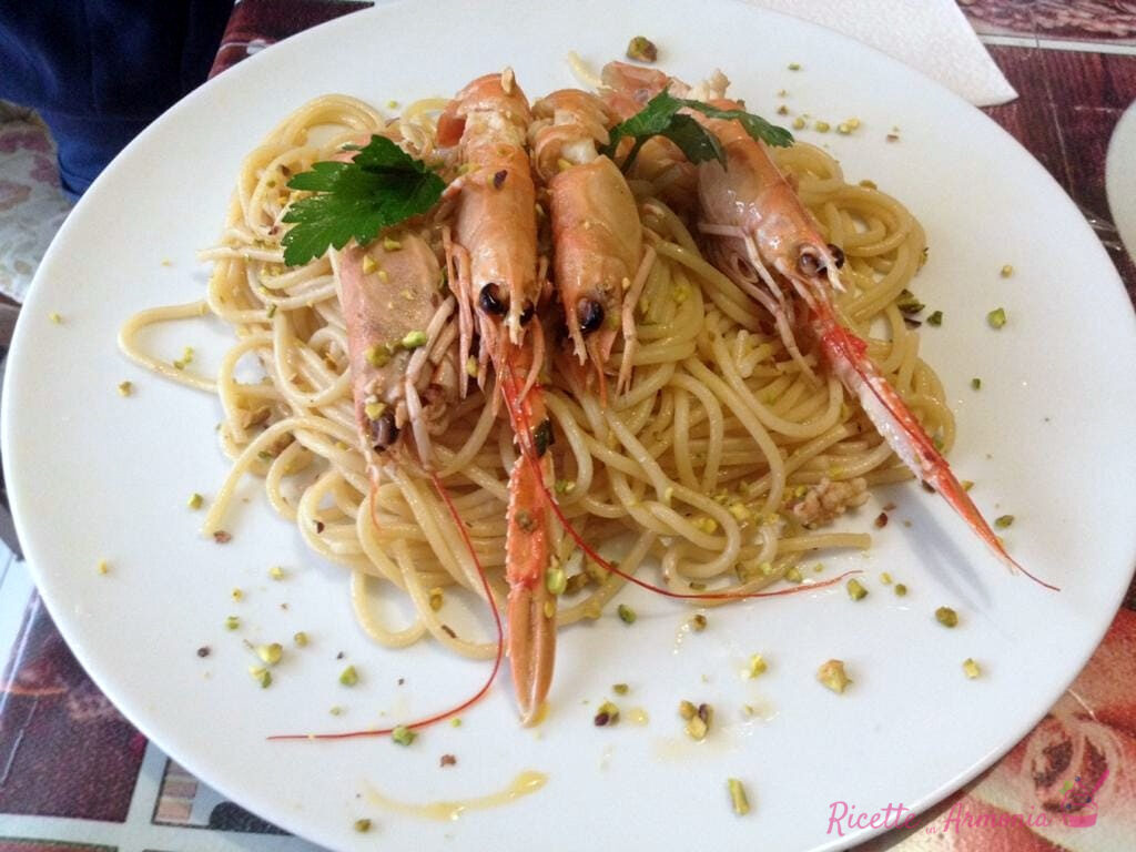 Spaghetti con scampi e granella di pistacchio