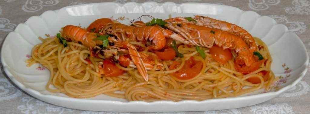 Spaghetti con scampi e pomodorini