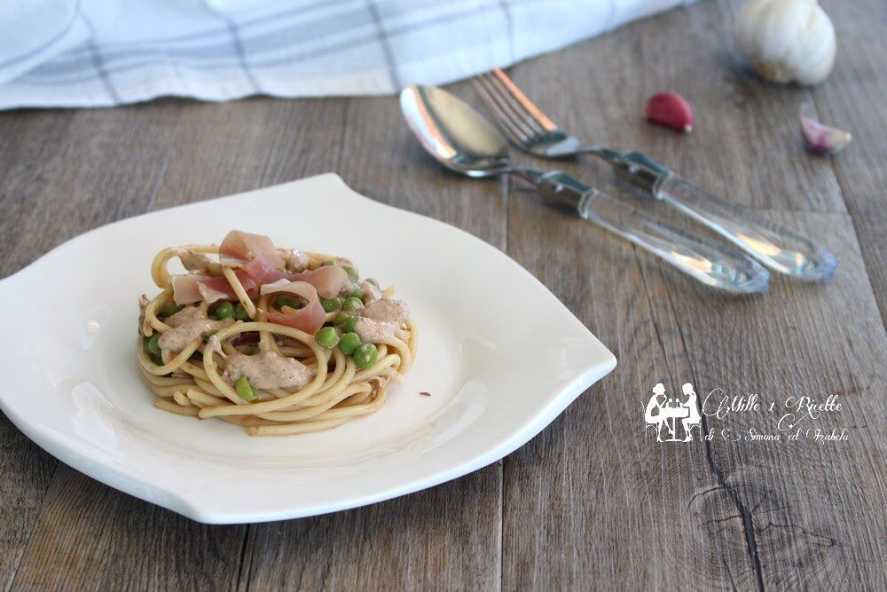 Spaghetti con speck e piselli, in crema di funghi porcini