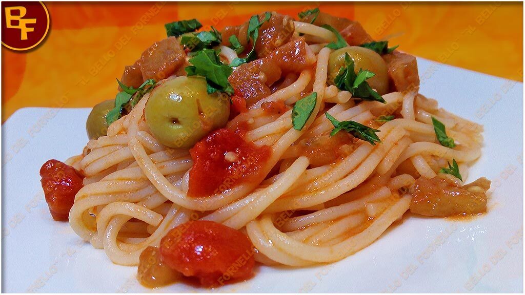 Spaghetti con sugo di melanzane pomodori e olive