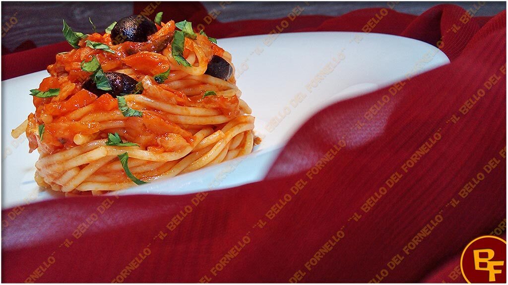 Spaghetti con sugo di stoccafisso e olive