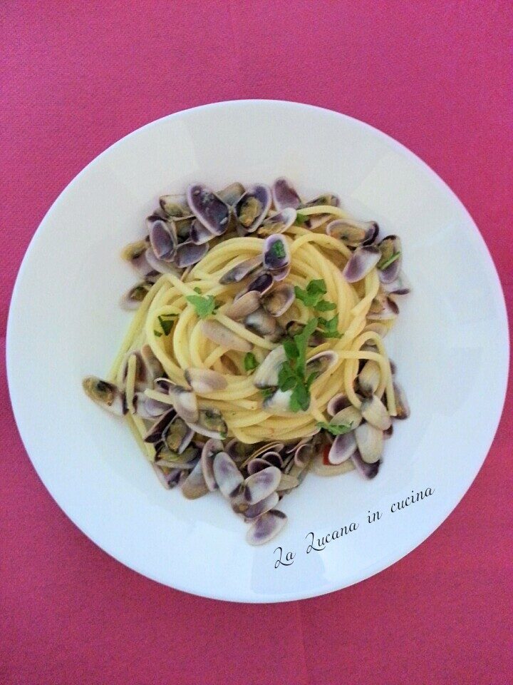 Spaghetti con telline, bottarga e zeste di limone