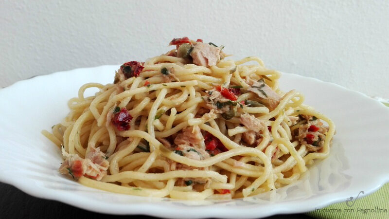 Spaghetti con tonno e capperi