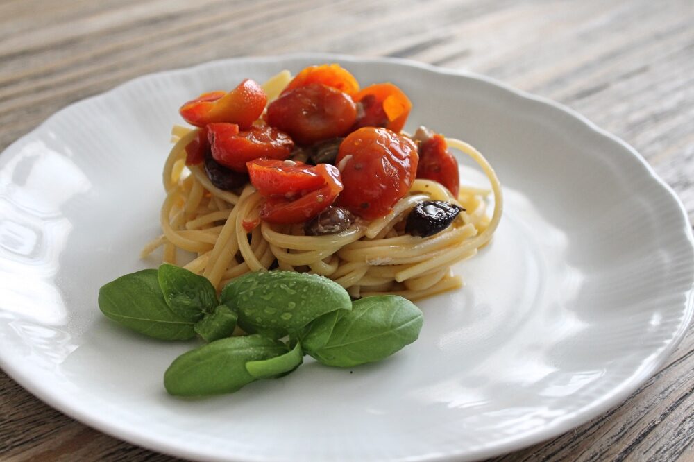Spaghetti con tonno, pomodorini, acciughe e capperi