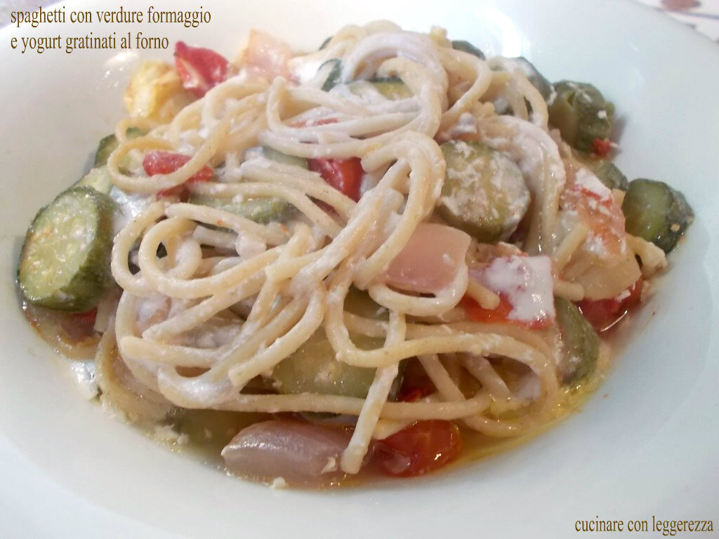 Spaghetti con verdure formaggio e yogurt gratinati al forno
