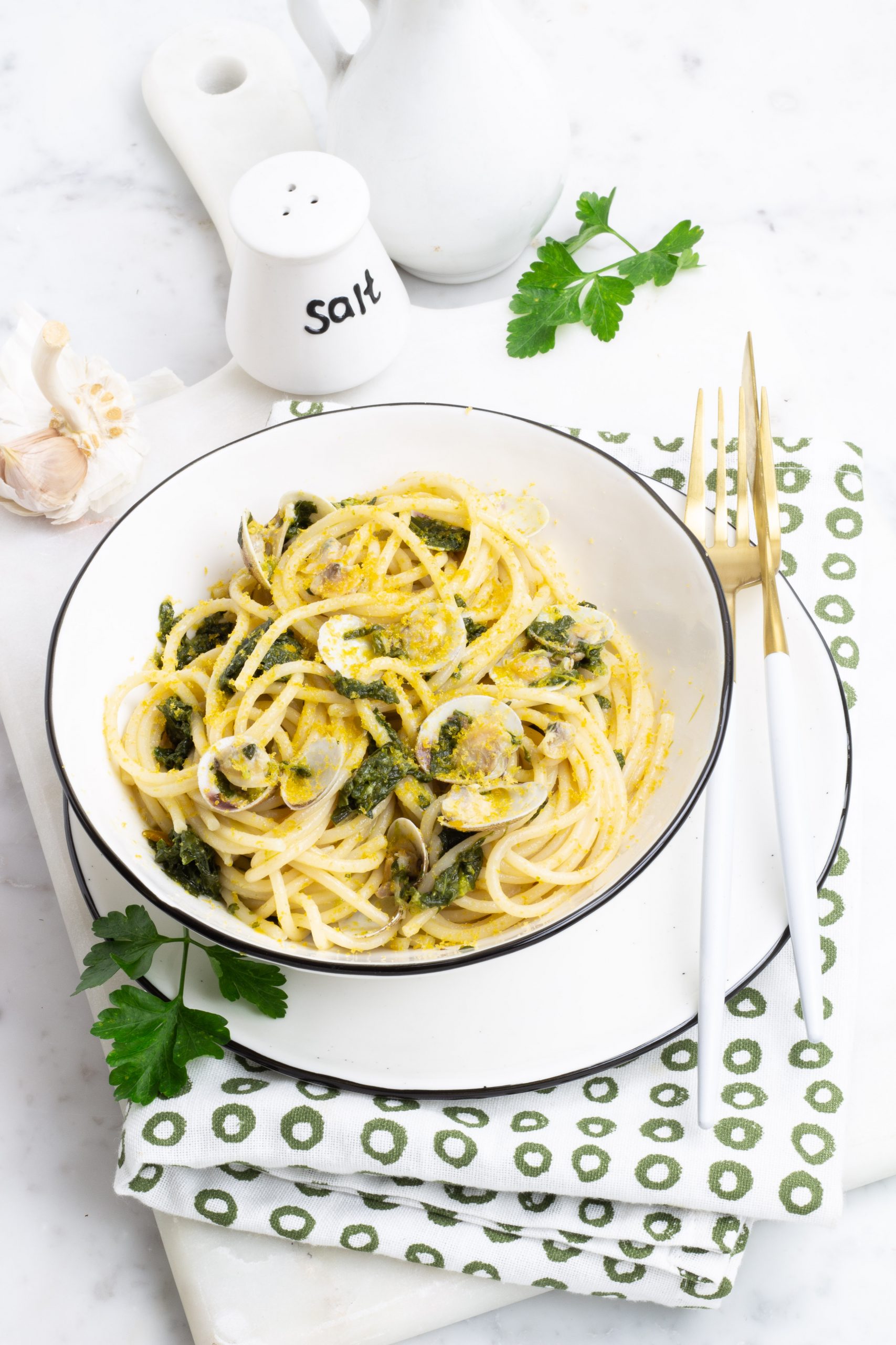 Spaghetti con vongole, cime di rapa e bottarga