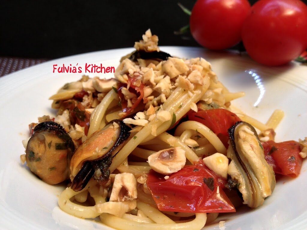 Spaghetti con vongole, cozze e nocciole