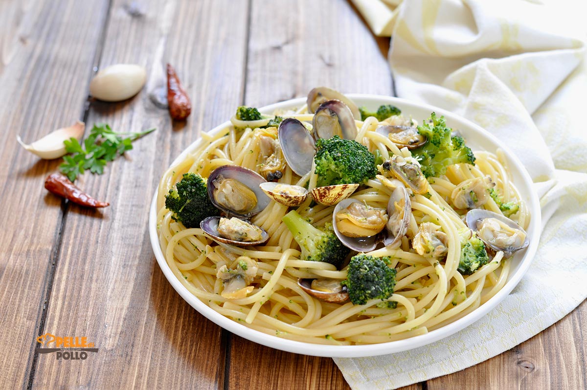 Spaghetti con vongole e broccoletti