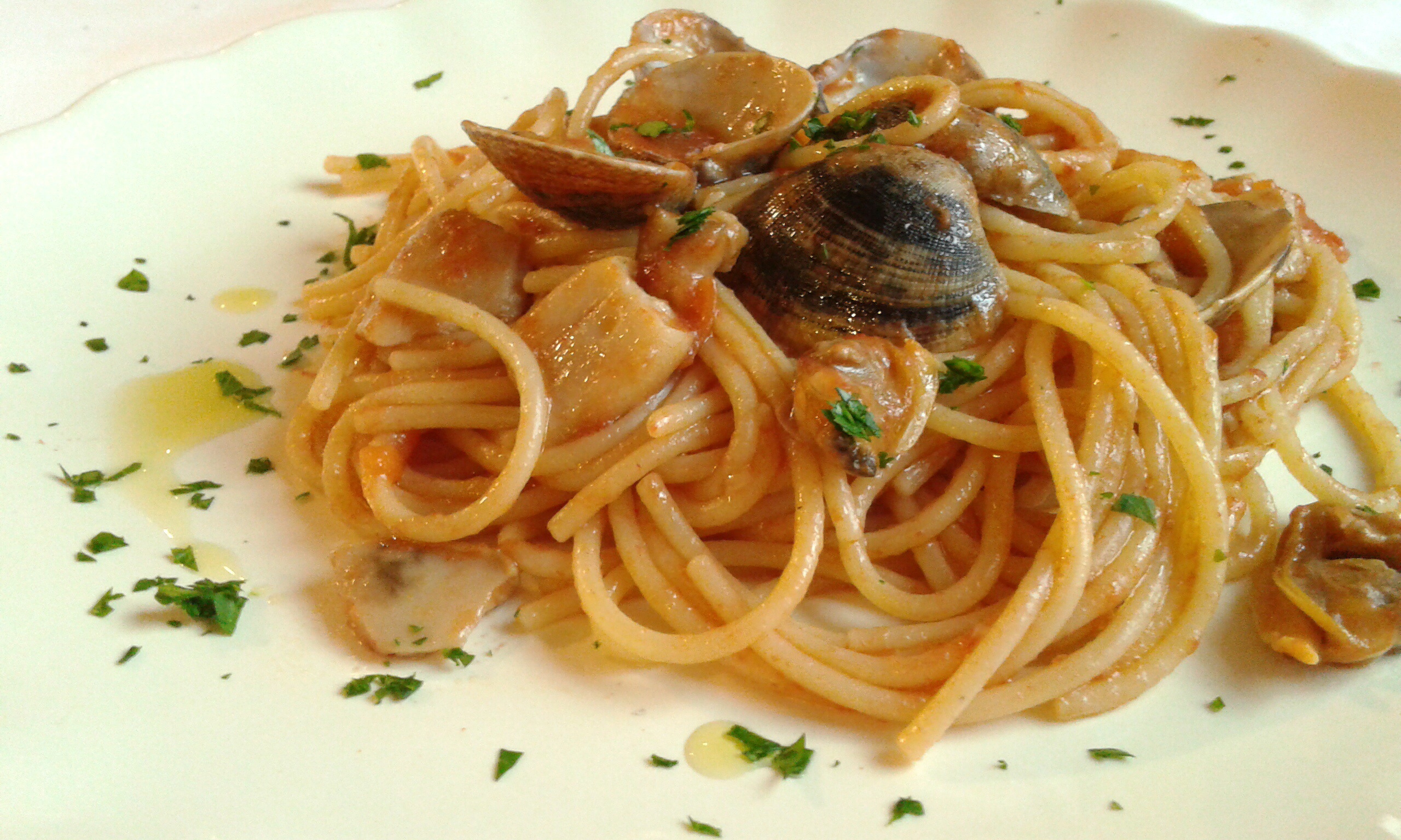 Spaghetti con vongole e funghi