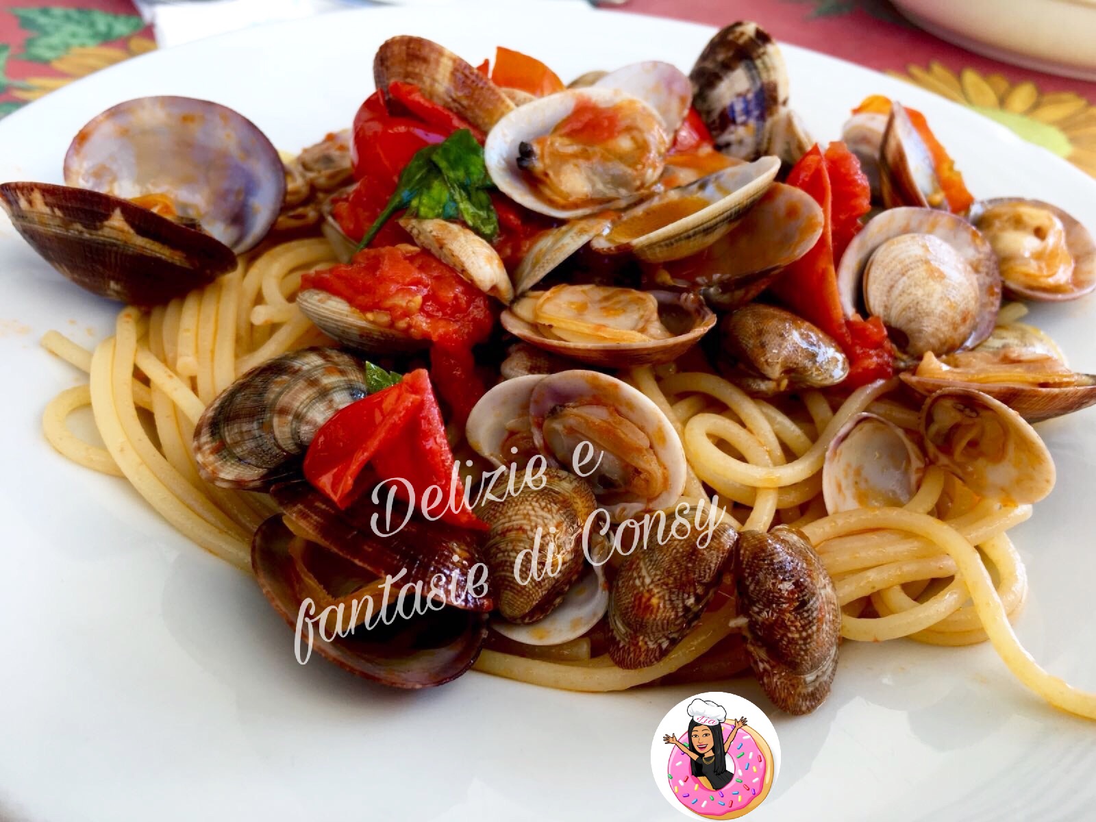 Spaghetti con vongole e pomodorini del piennolo