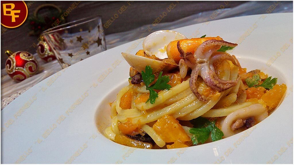 Spaghetti con zucca e frutti di mare