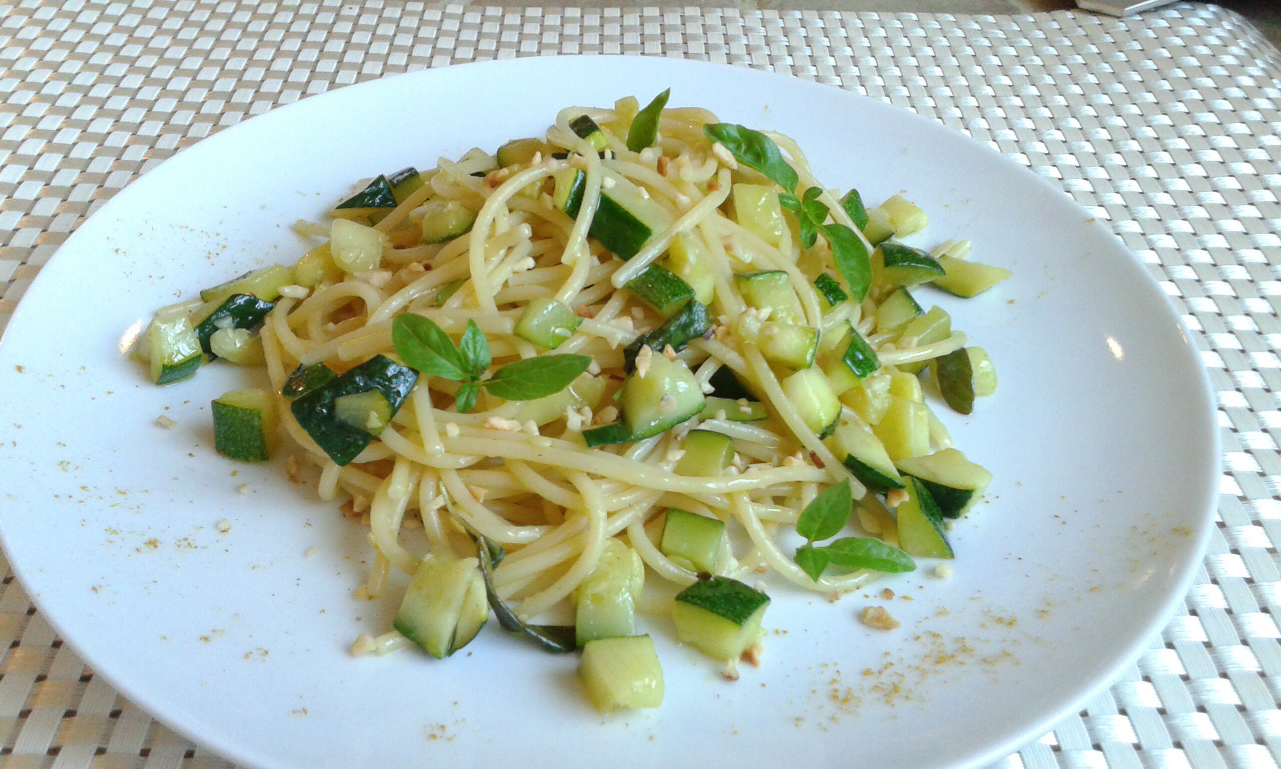 Spaghetti con zucchine al curry