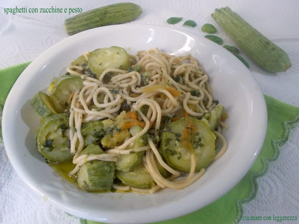 Spaghetti con zucchine e pesto