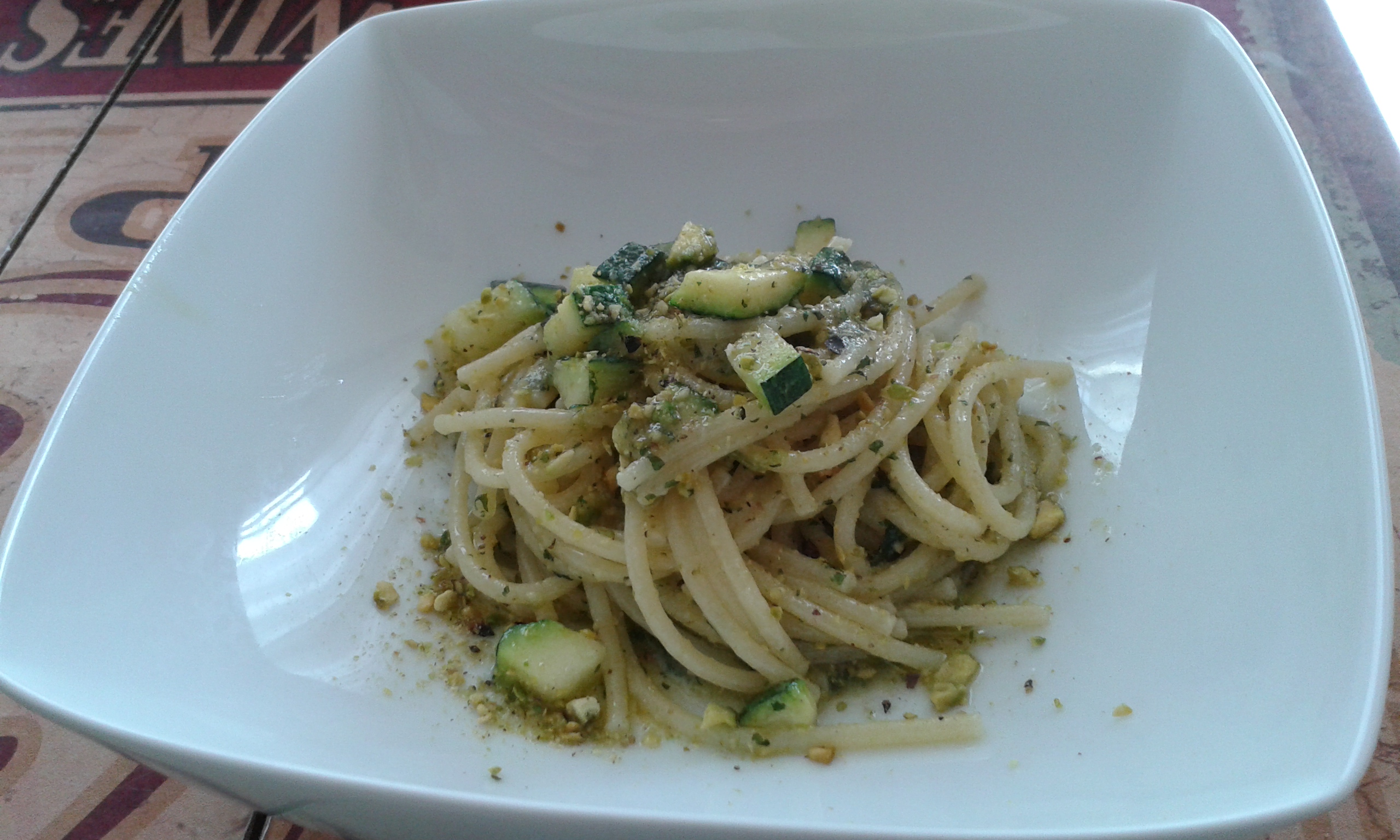 Spaghetti con zucchine, pesto di basilico e pistacchi